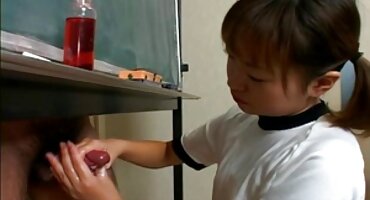 సెక్స్ ముందు ఒక పచ్చబొట్టు పొడిచే మనిషి నల్లటి జుట్టు తెలుగు సెక్స్ వీడియోస్ కం గల స్త్రీని లో పసికందు