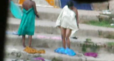 వివిధ భంగిమల్లో డార్క్ బొచ్చు అమ్మాయి ఒక మనిషి తెలుగు ఆంటీ సెక్స్ వీడియోస్ యొక్క ఫాలస్ సవారీలు