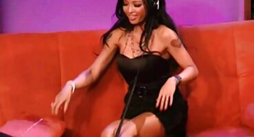 ఒక నిజమైన శృంగార ఫక్స్ ఒక అమ్మాయి నోటిలో మరియు తెలుగు సెక్సీ వీడియోస్ ఇన్సర్ట్ ఆమె పూకు