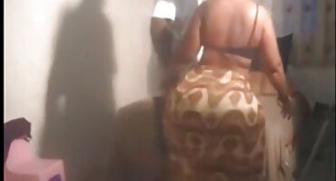 అమ్మాయి తెలుగు సెక్స్ వీడియోస్ కం వ్యక్తి యొక్క ఆత్మవిశ్వాసం బయటకు తీసి ఆమె నోరు మరియు పూకు లోకి చొప్పించాడు