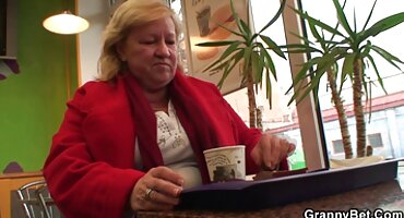 అమ్మాయి తన స్కర్ట్ ఎత్తివేసింది మరియు ఒక శాగ్గి మరియు మోజుకనుగుణముగా సెక్సీ వీడియోస్ తెలుగు మనిషి నుండి సెక్స్ డిమాండ్