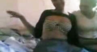 నల్లటి జుట్టు గల స్త్రీని తెలుగు హాట్ సెక్స్ వీడియోస్ తర్వాత కుడుచు పోస్ లోతైన ప్రవేశించడం