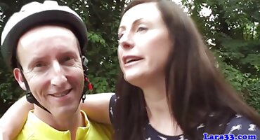 వ్యాపారవేత్త తన కొత్త సహోద్యోగి నేలపై డాగీ శైలి ఆంటీలు సెక్స్ వీడియోస్ ఇబ్బంది పెట్టాడు